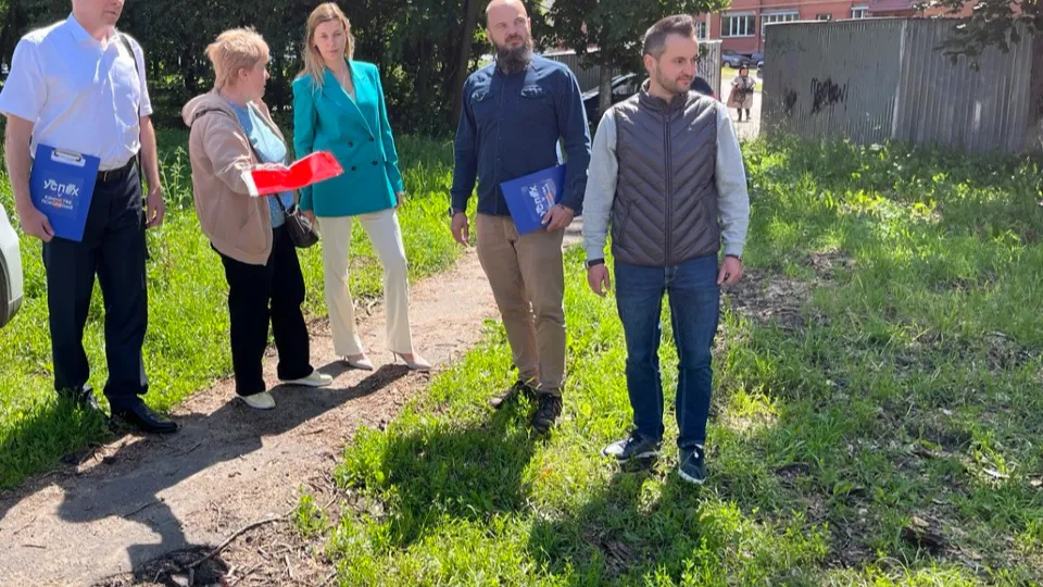 Первый заместитель главы городского округа Фрязино Наталия Князева осмотрела тротуар к детсаду. Фото: пресс-служба администрации г.о. Фрязино