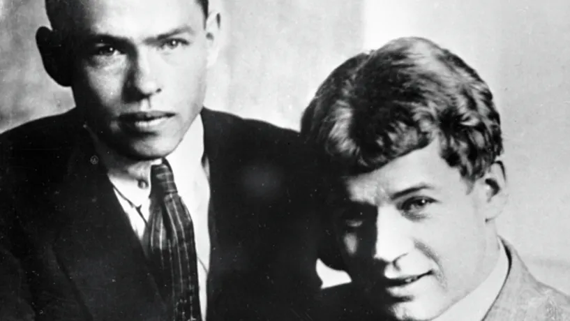 Русские поэты Сергей Есенин (1895-1925) и Василий Казин (1898-1981) (слева)