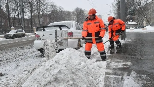 Более 6,6 тысяч человек вывели на уборку снега в Подмосковье