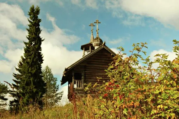 Часовня Иоанна Богослова (XVIII век) в деревне Зехново, самой старой деревни Кенозерского парка, существующей с XVI века. Плесецкий район, Архангельская область. Кенозерский национальный парк