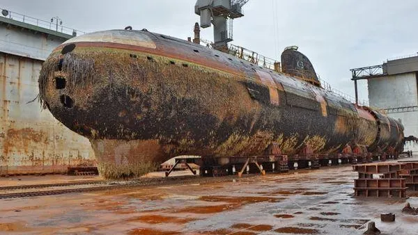 В Петербург прибыла советская подлодка, которую отправят в музей