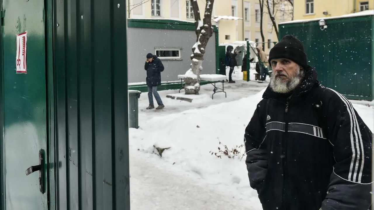 Житель Белова возмутился, что возле школы поселились бомжи