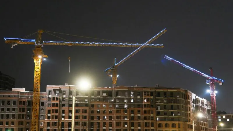 Двадцать башенных кранов украсили праздничной подсветкой в Химках