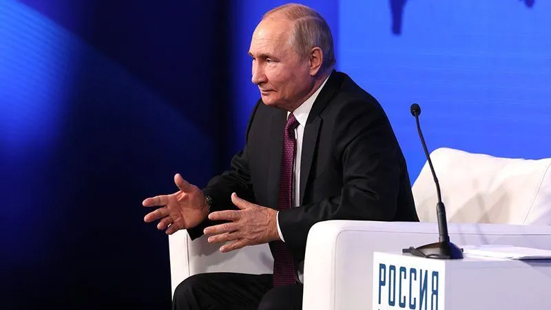 Политолог рассказал, почему не надо смотреть на руки Путина