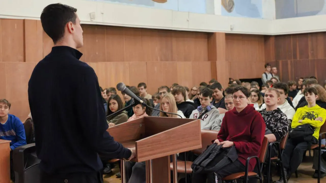 «Вербовка в соцсетях и звонки мошенников»: студентам Подольска рассказали о скрытых угрозах в интернете