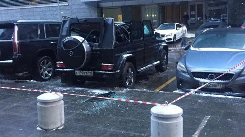 Человек упал на Mercedes-Benz с башни «Око» в «Москва–сити»