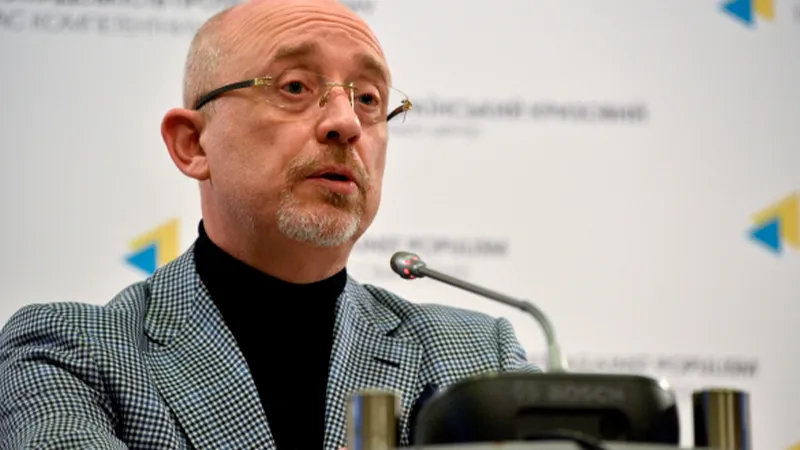 «Вас будут преследовать»: украинцы призывают министра обороны уйти в отставку за коррупцию