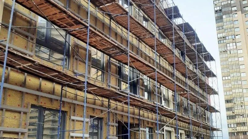 В Реутове приступили к устройству фасада детского сада на 250 мест