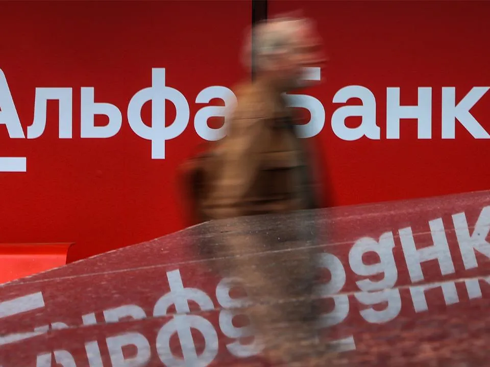 «Выплюнул карту и перешел в нерабочий режим»: банкомат отобрал у москвича миллион рублей