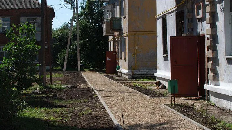 В поселке Ожерелье возле Каширы комплексно благоустраивают дворы