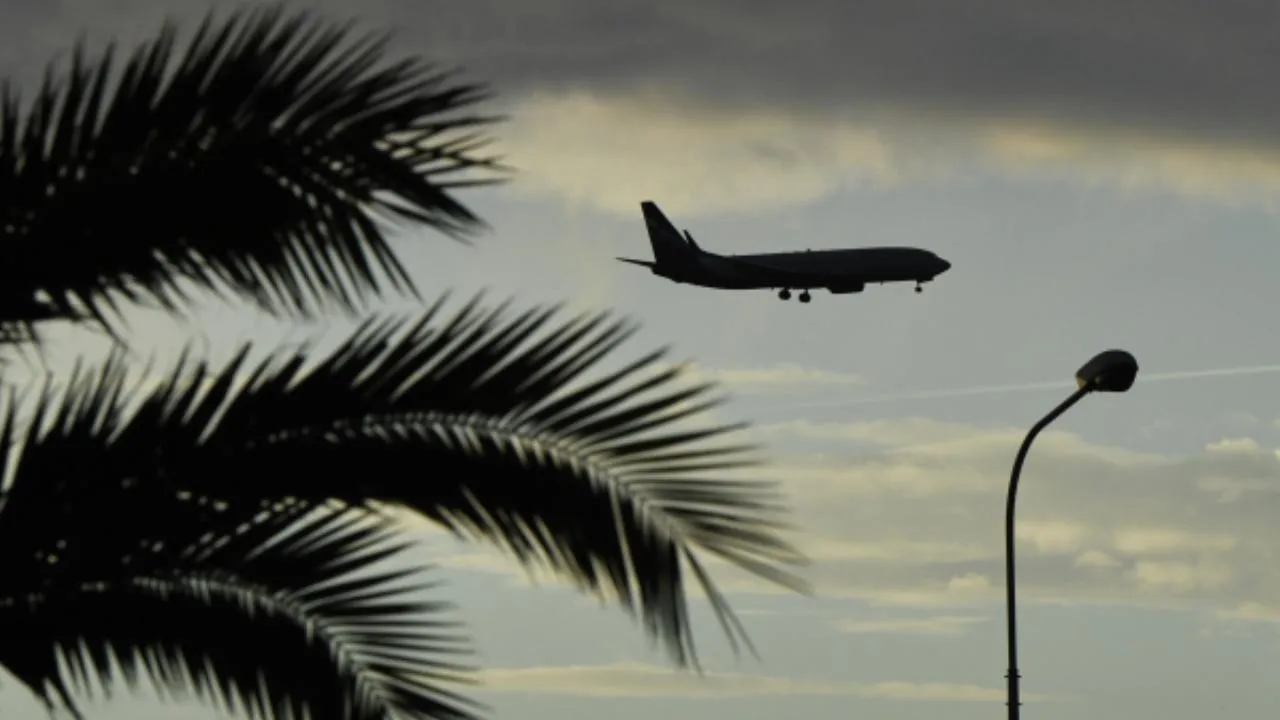 В сочинском аэропорту авиалайнер повредил двигатель из-за столкновения с телетрапом