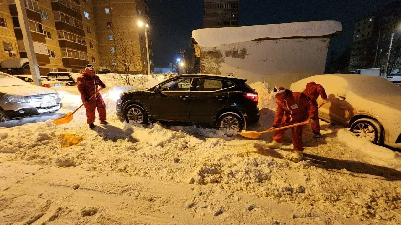 В Дмитрове таинственные волонтеры в красном борются со снежными завалами