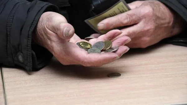 В Петербурге мошенник украл из квартиры пенсионера деньги