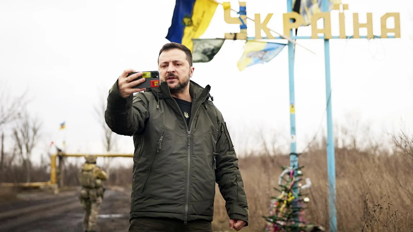Приезидент Украины Владимир Зеленский делает селфи, декабрь 2023 года. Фото: Presidential Press Service