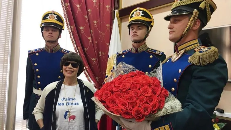 Мирей Матье встретил президентский полк в «Шереметьево»