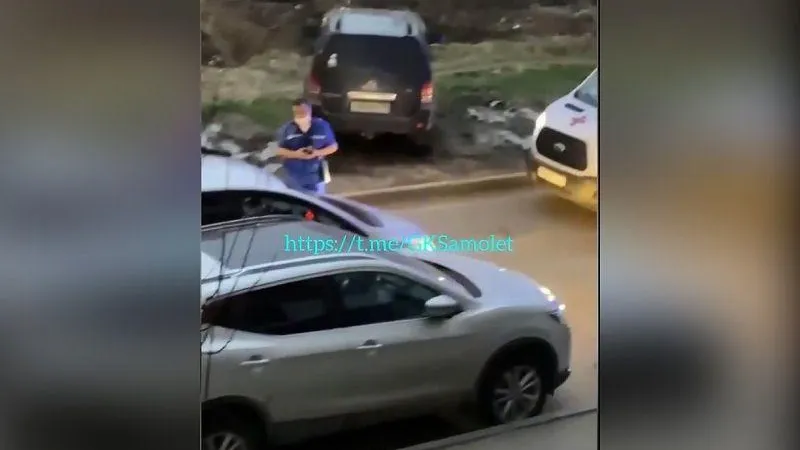 Автоледи из Люберец заблокировала машину скорой помощи во дворе многоквартирного дома