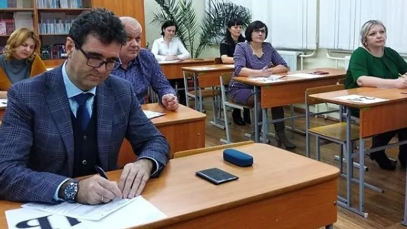 «В общем, стресс»: известные политики и звезды шоу-бизнеса сдали ЕГЭ в Подмосковье 