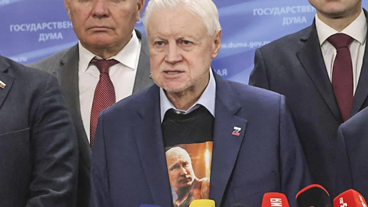 Депутат Миронов объяснил свое появление в футболке с Путиным и «Крепким Орешником»