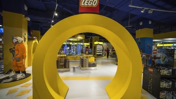 Житель Протвино собирает детальки LEGO, чтобы построить из них символ города