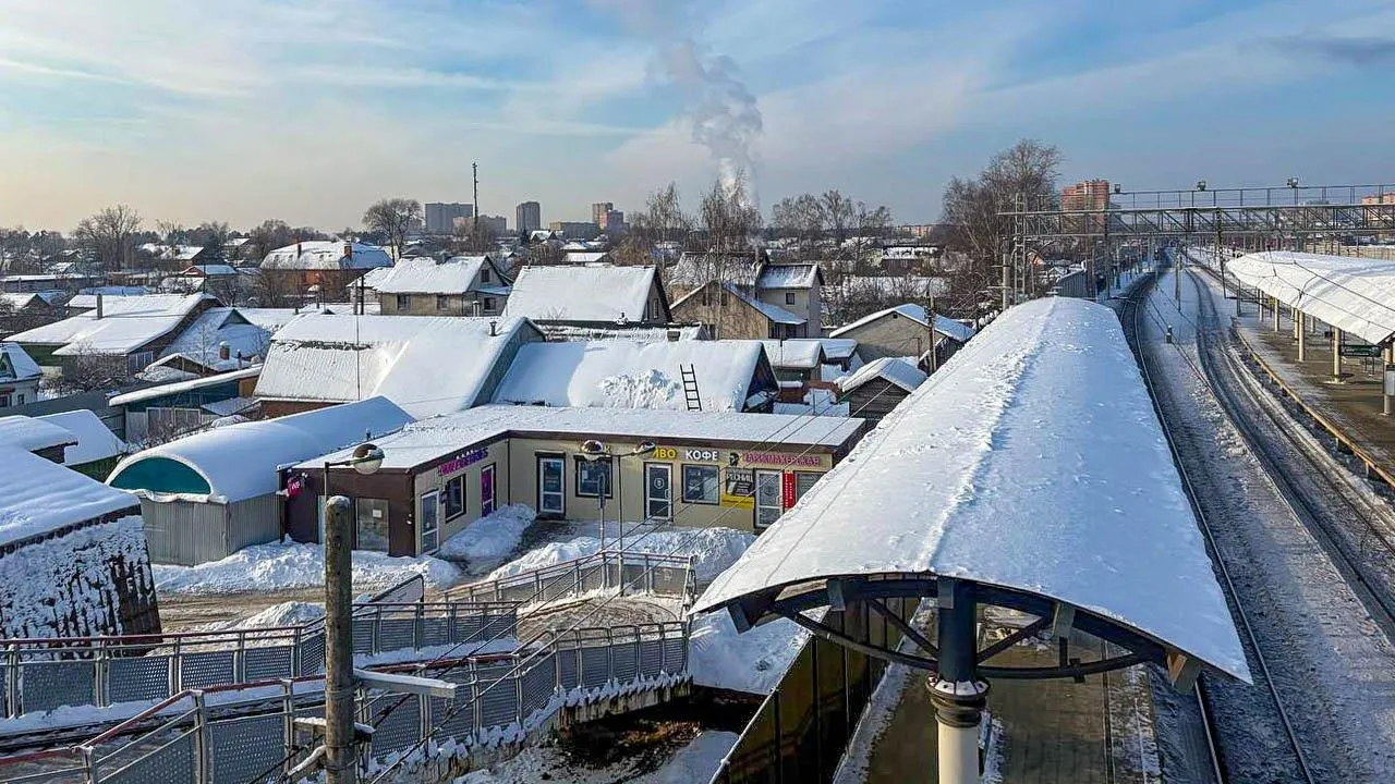 Ажурные папоротники и ледяные цветы: физик раскрыл, как «письма зимы» появляются на ваших окнах