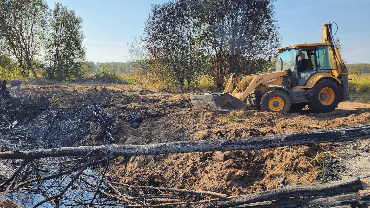 В подмосковном Ступине осушается озеро с мазутом