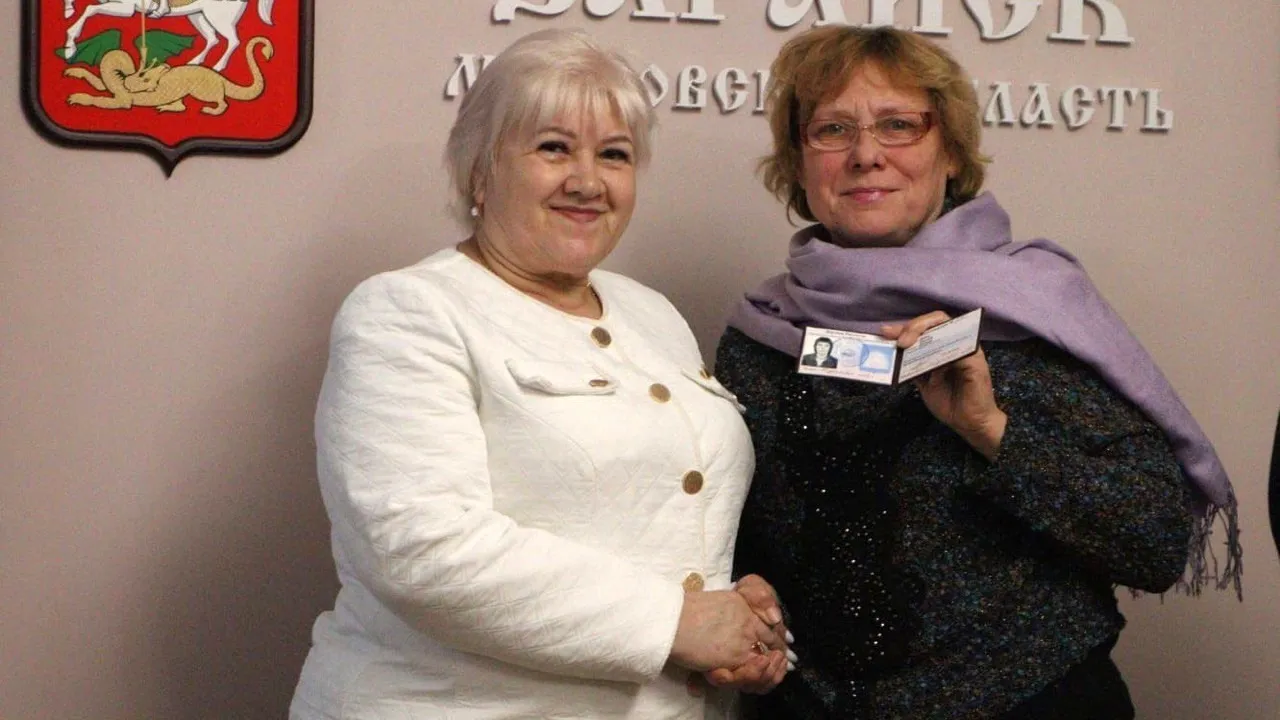 Председатель Совета депутатов г. о. Зарайск Елена Белкина (слева) вручает удостоверение старосты. Фото: vk.com/Елена Белкина