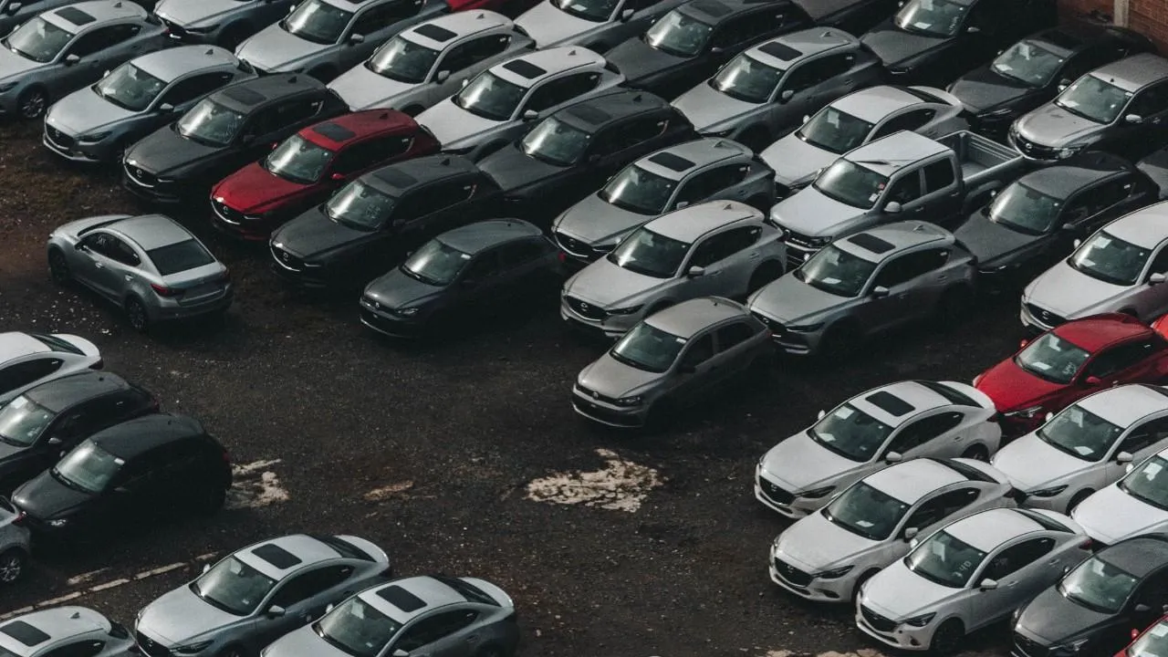 «Ъ»: на российских складах скопилось множество нераспроданных авто