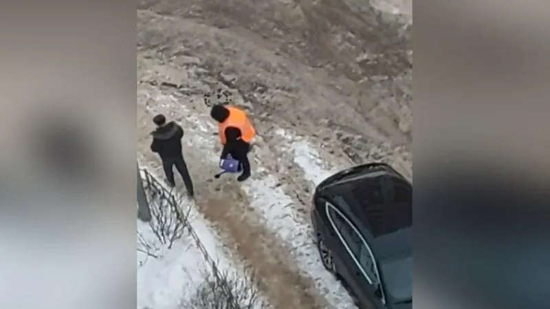 Коммунальщик в холод поливал из лейки тротуар в Нижнем Новгороде