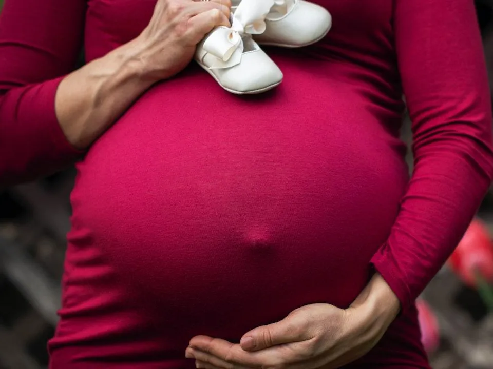 «Можно рожать и в пятьдесят»: гинеколог призвала не говорить женщинам, что часики тикают