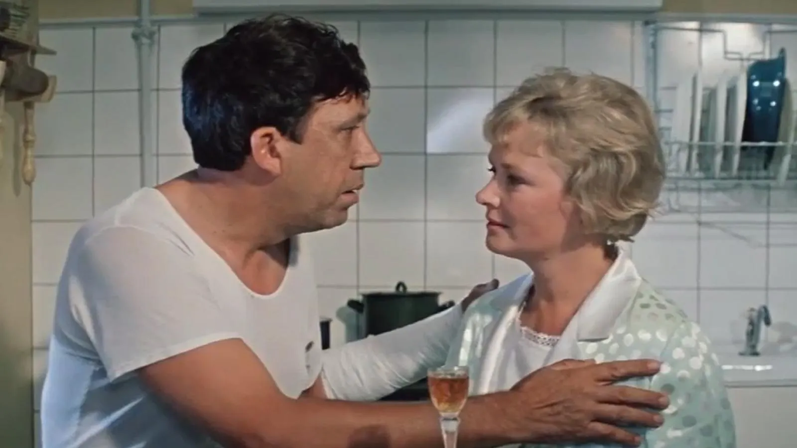 Нина Гребешкова и Юрий Никулин в фильме «Бриллиантовая рука», 1970 год