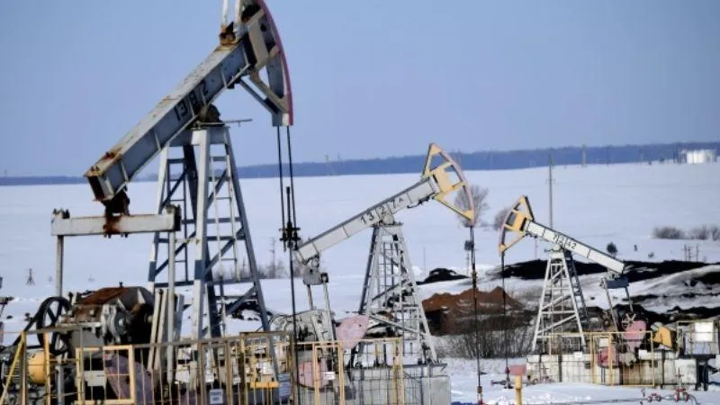 Эксперт отметил, что западные страны уже покупают российскую нефть выше потолка