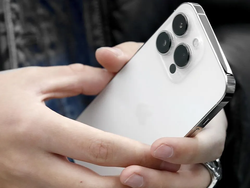 «У нас и так много обременений»: российский депутат не хочет отказываться от iPhone в рабочее время