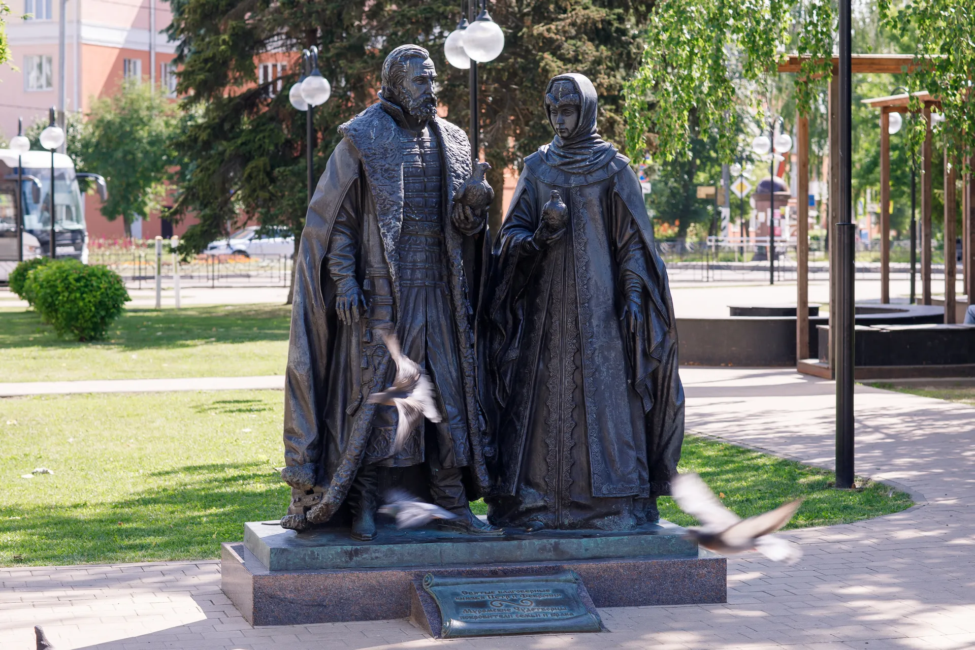 Памятник Петру и Февронии