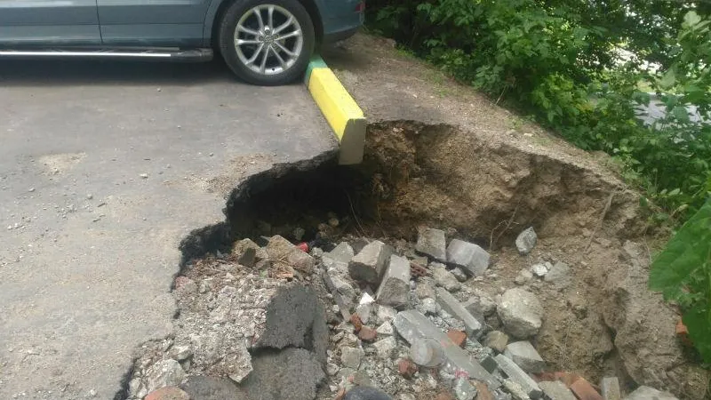 Парковка обрушилась после дождей в Лыткарине