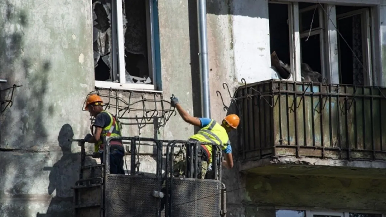 Подмосковные строители продолжают восстановление жилых домов в Мариуполе