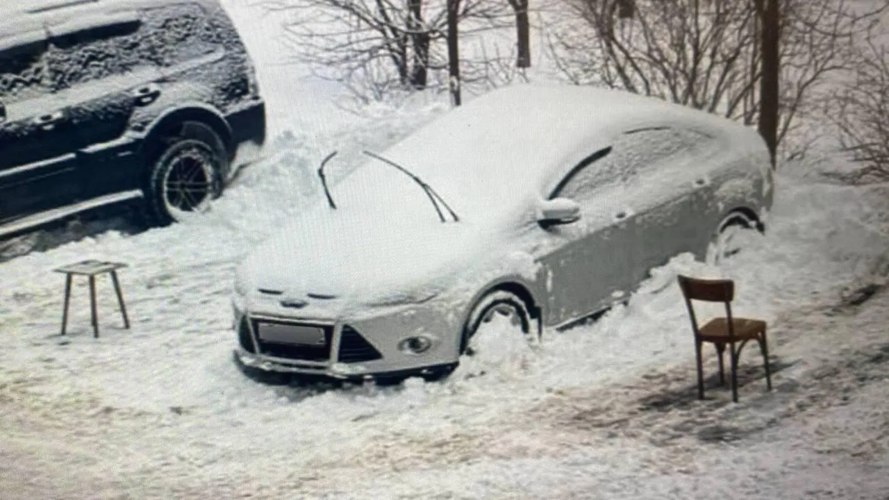 «А разве так можно?»: в Орехово-Зуеве жители воюют за места на парковке с помощью мебели