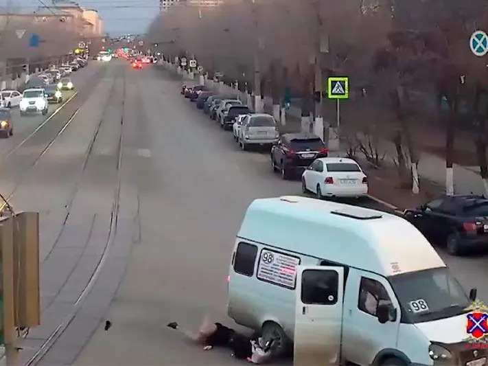Выпала, полежала и ушла: девушка угодила в больницу, прокатившись в маршрутке