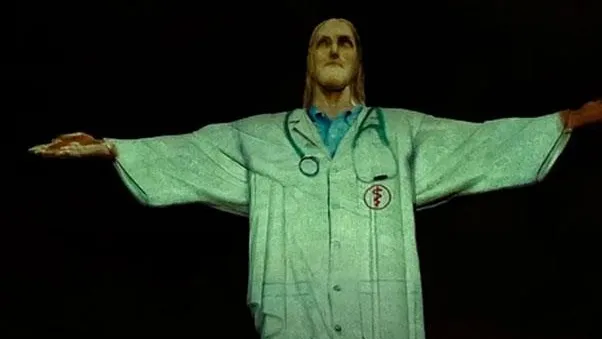 В Рио-де-Жанейро статую Христа-Искупителя одели в медицинский халат