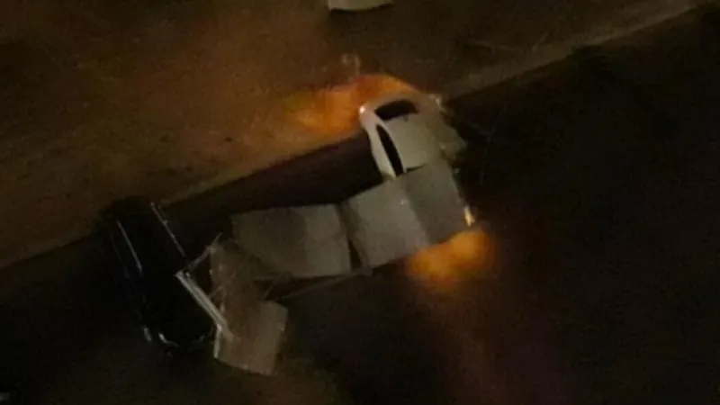 В Петербурге забор упал на припаркованные машины