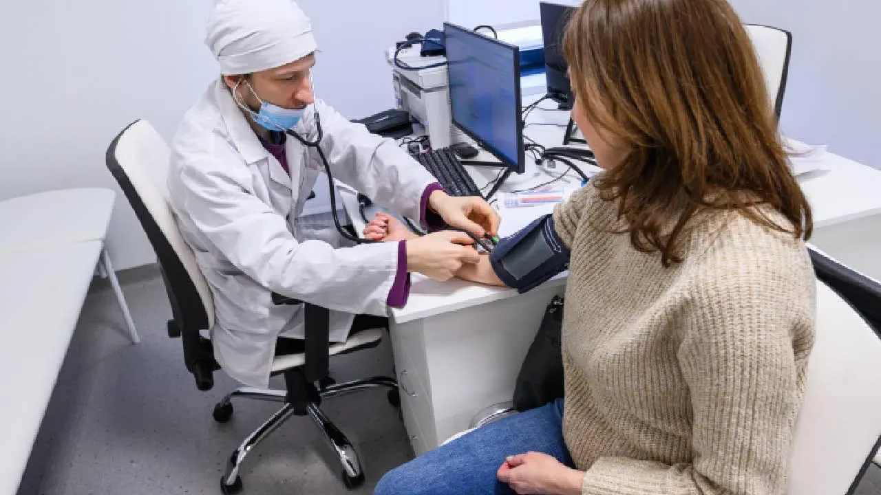 Утренние смены и конфликты: врач из Подмосковья вылечил пациента без единой таблетки