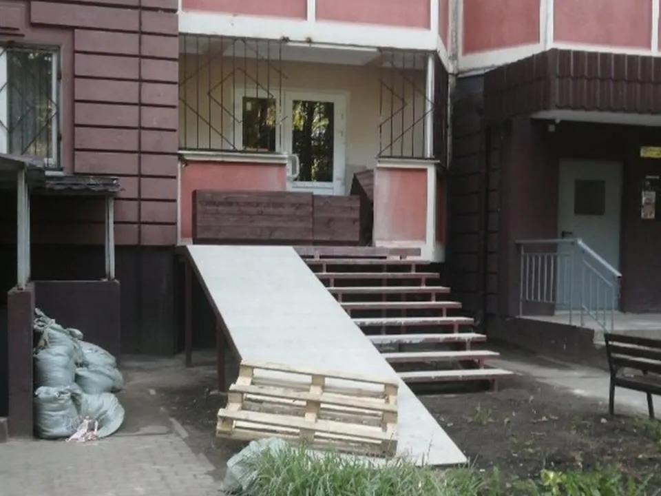 «Делает лестницу с балкона во двор»: ГЖИ проверит перепланировщика, на которого жалуются жители Балашихи