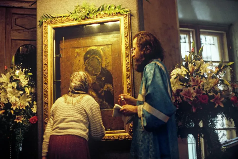 верующие у Чудотворного образа иконы Владимирской Божией Матери. Храм святителя Николая в Толмачах при Третьяковской галерее