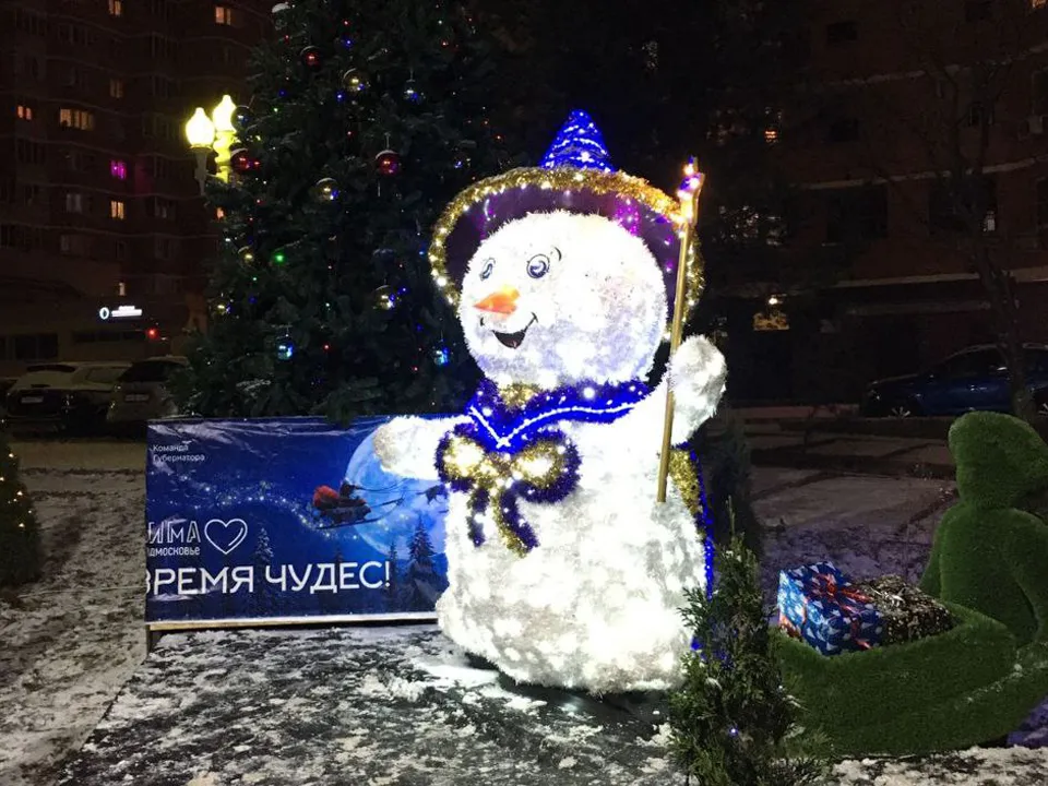 Новогодняя композиция у дома 61 на Куйбышева. Фото: Андрей Кардаш<br>