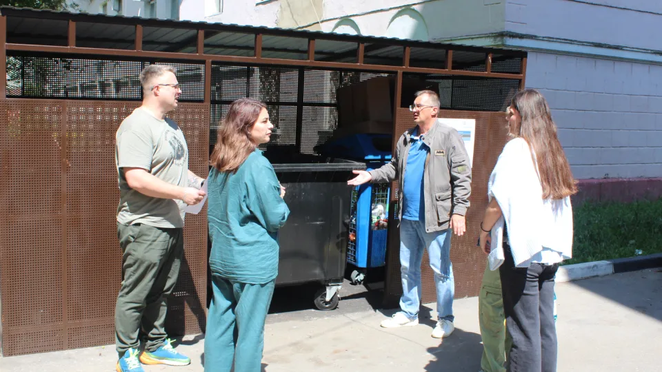 Начальник управления ЖКХ, экологии и связи Олег Фрибус вместе с представителями управляющей компании посетил двор дома №5 по улице Центральной по вопросу уборки мусора.Фото: пресс-служба администрации г.о. Фрязино