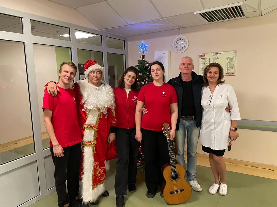 Амаду Мамадаков в роли Деда Мороза.&nbsp;Фото: администрация г.о. Реутов