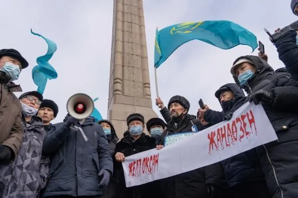 Участники митинга в День независимости Казахстана на площади Республики в Алма-Ате