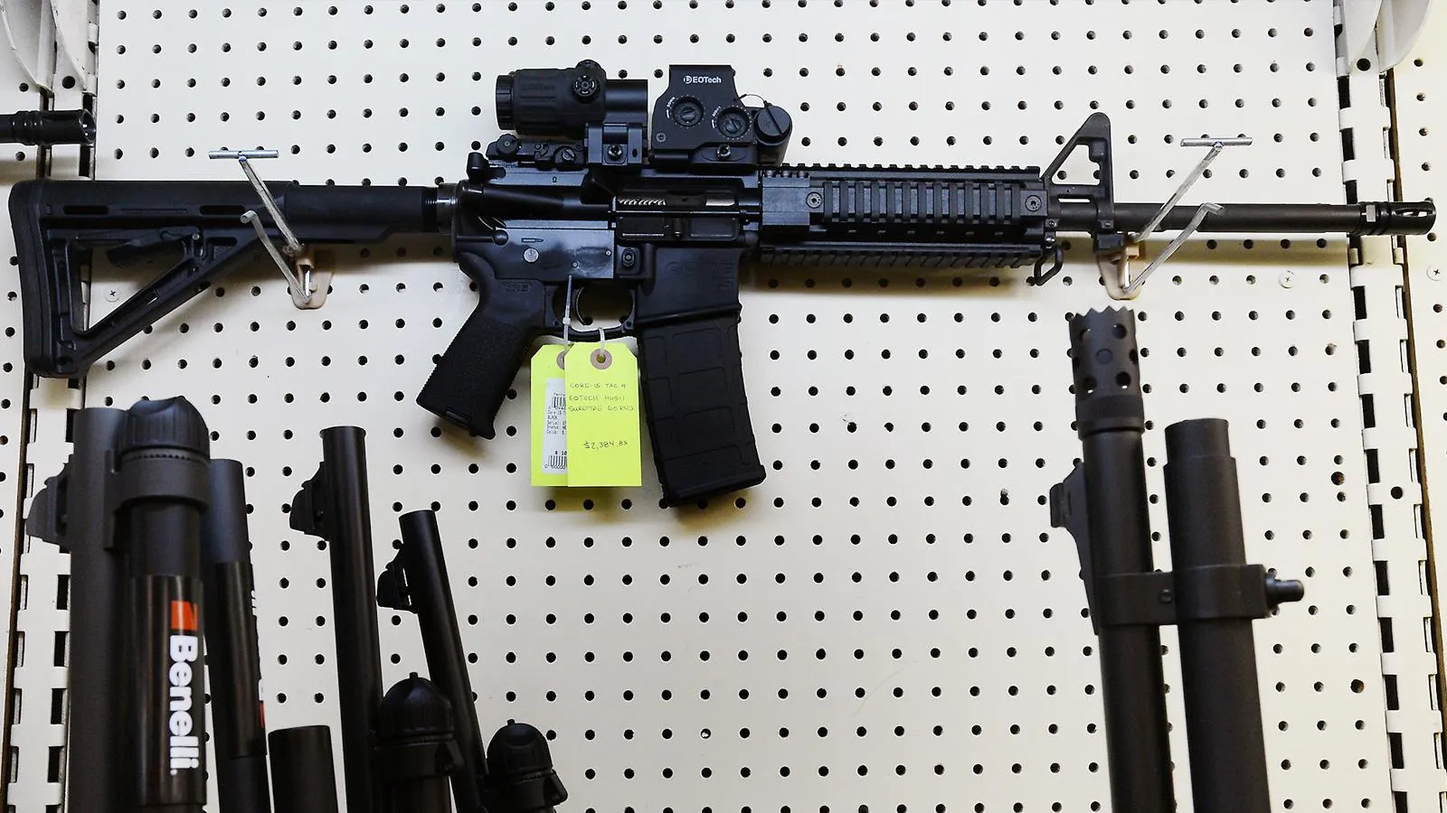 Штурмовая винтовка AR-15 с оптическим прицелом и магазином на 30 патронов. Chuck Liddy
