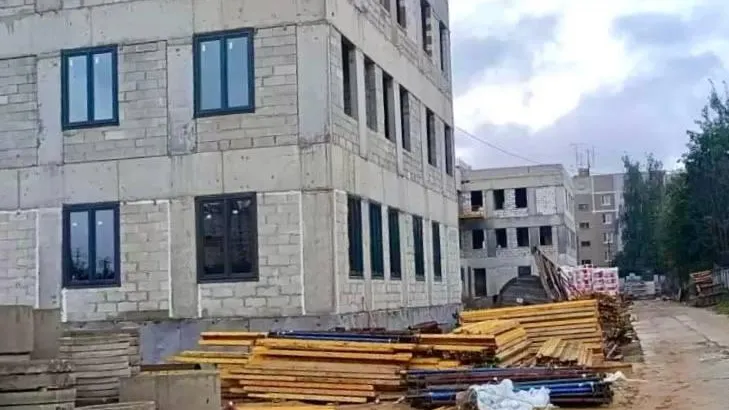 Почти девяносто рабочих ведут строительство новой поликлиники в Лосино‑Петровском округе