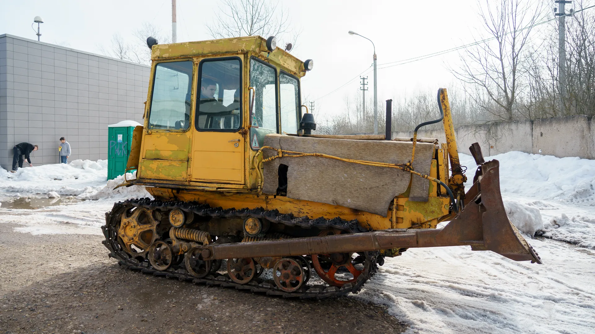 Какая-то «секта трактористов»: в сетях обсуждают видео со странной группой, шествующей за трактором