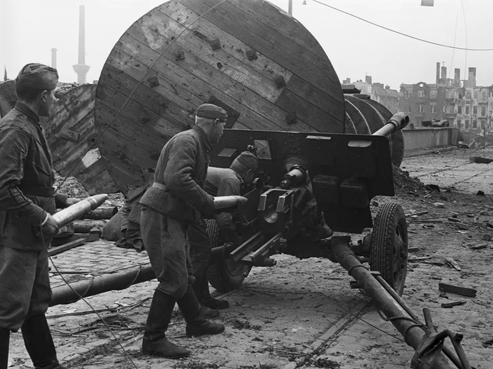 Расчет 76-мм артиллерийского орудия ЗиС-3. Фото:&nbsp;Фотохроника ТАСС